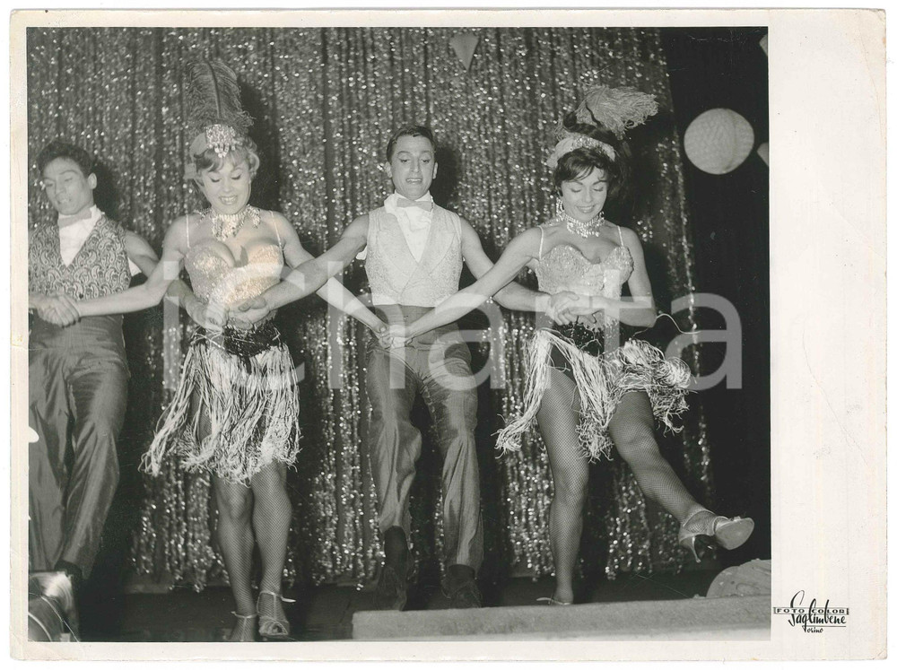 1950 ca TORINO - COSTUME - Uno spettacolo di varietà *Foto 24x18 cm Fotografia originale d'epoca.  POOR/danneggiato piegature marginali Formato: 24x18 cm originale e autentica 1