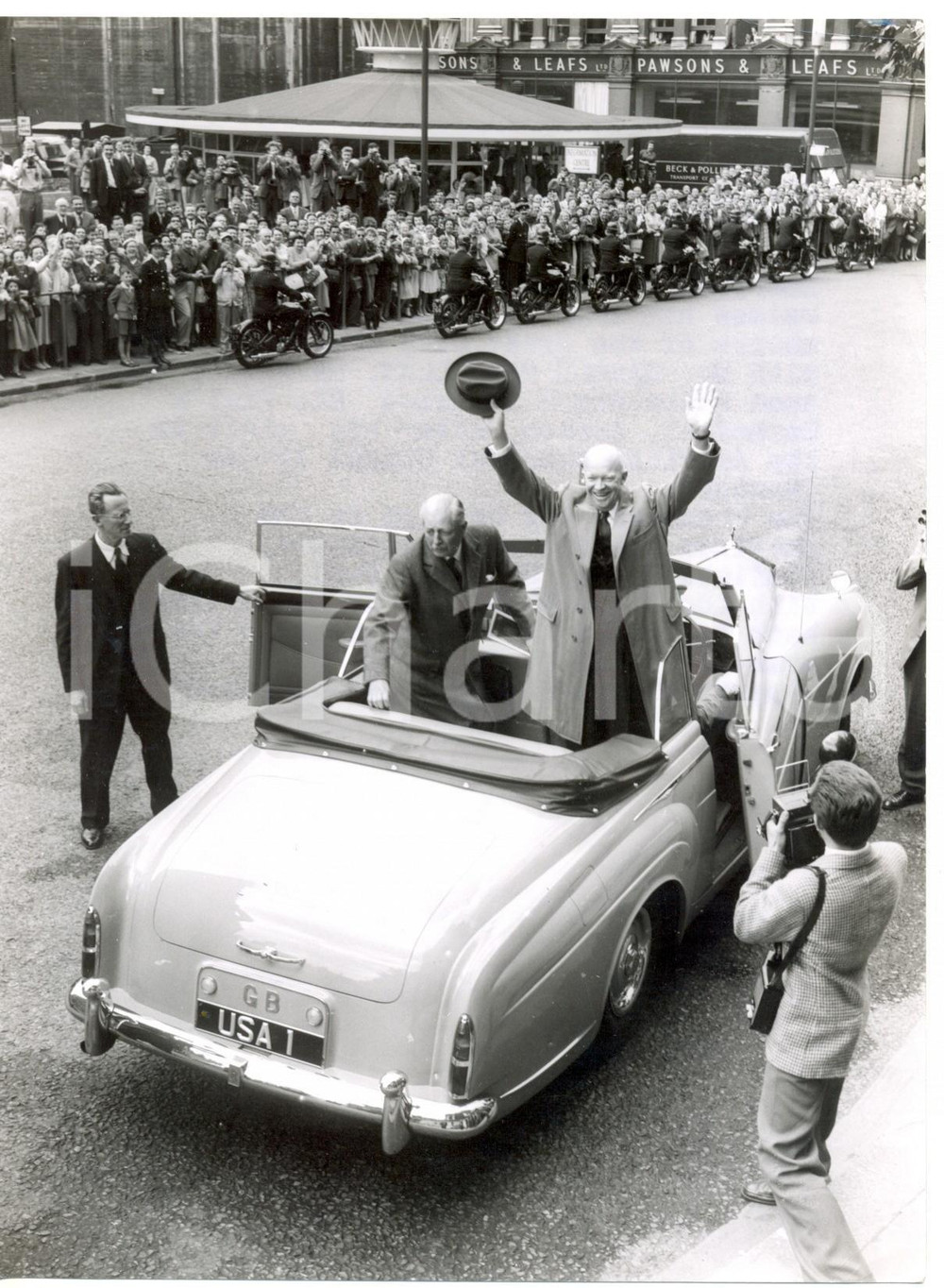 Fotografia d epoca originale 1959 LONDON Dwight EISENHOWER raises up his arms to thanks cheering city Photo 1