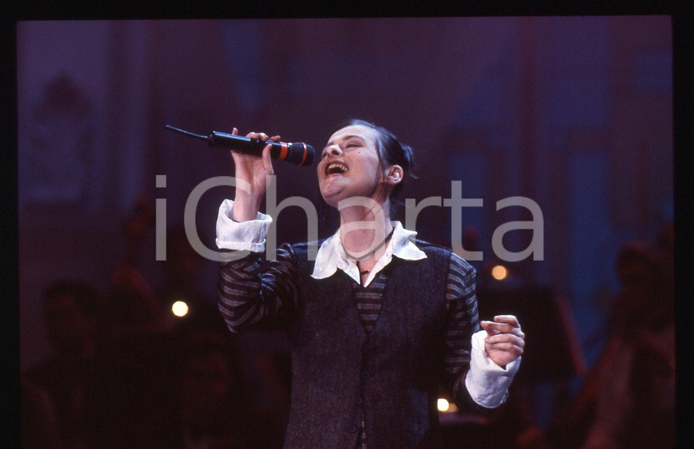 35mm vintage slide* 1993 FESTIVAL ITALIANO Lisa STANSFIELD Ritratto cantante 23 Diapositiva d'epoca, in formato 35 mm. CONDIZIONI: GOODE' severamente vietata la riproduzione. Tutti i diritti sono riservati. ICharta mette in vendita, sul negozio eBay e in esclusiva sul sito "icharta" il proprio archivio composto da numerose diapositive e negativi fotografici d'epoca, tutti originali e autentici, che attraversano la storia del costume italiano tra gli la fine degli anni Sessanta e Novanta.Si tratta di uno sguardo inedito sull'attualit&agrave;, la politica, la vita quotidiana, il gossip e la cultura, che fotografa il cambiamento della nazione in quest'ultimo scorcio del XX secolo. Un'occasione unica per il mercato del collezionismo, che vede finalmente disponibile un archivio eccezionale per vastit&agrave;, tematiche e condizioni, in un settore (il negativo fotografico e la diapositiva) di assoluta novit&agrave; e dalle interessanti prospettive di investimento.  originale e autentica 1