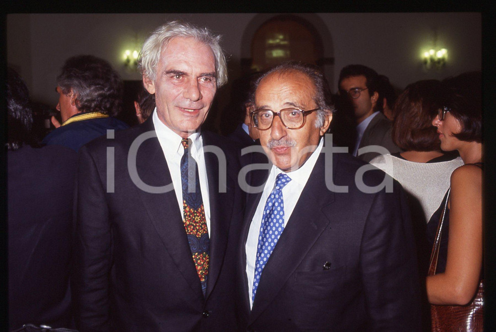 35mm vintage slide* 1990ca ITALIA Gian Maria VOLONTE' Lino JANNUZZI  1  Diapositiva d'epoca, in formato 35 mm.CONDIZIONI: GOOD   Tutti i diritti riservati.E' severamente vietata la riproduzione. ICharta mette in vendita, sul negozio eBay e in esclusiva sul sito "icharta" il proprio archivio composto da numerose diapositive e negativi fotografici d'epoca, tutti originali e autentici, che attraversano la storia del costume italiano tra gli la fine degli anni Sessanta e Novanta.Si tratta di uno sguardo inedito sull'attualit&agrave;, la politica, la vita quotidiana, il gossip e la cultura, che fotografa il cambiamento della nazione in quest'ultimo scorcio del XX secolo. Un'occasione unica per il mercato del collezionismo, che vede finalmente disponibile un archivio eccezionale per vastit&agrave;, tematiche e condizioni, in un settore (il negativo fotografico e la diapositiva) di assoluta novit&agrave; e dalle interessanti prospettive di investimento.  originale e autentica 1