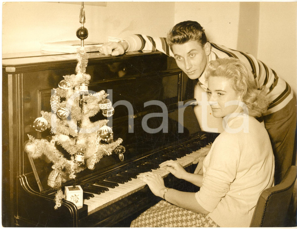 1955 ca CICLISMO Jacques ANQUETIL a Natale con Janine BOEDA al pianoforte (2)