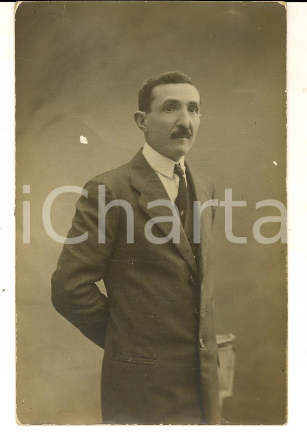 Fotografia d epoca originale 1920 ca LA MADDALENA Ritratto maschile in abito scuro Foto cartolina MANFREDINO 1