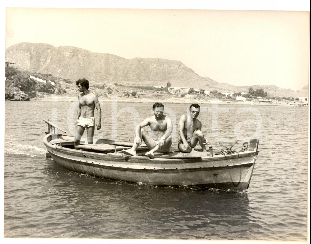 Fotografia d epoca originale 1967 SICILIA ? Tre gitanti in barca Fotografia ARTISTICA 24x18 1