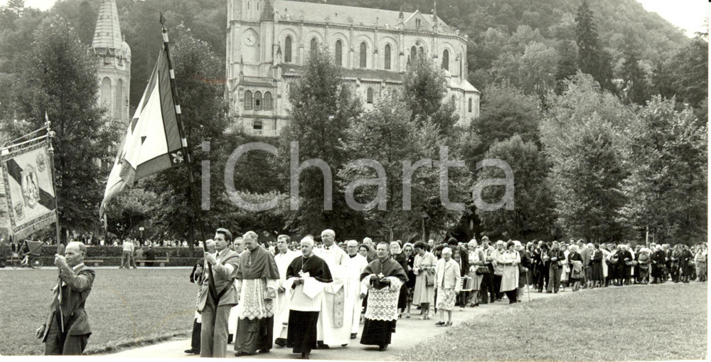 Fotografia d epoca originale 1981 LOURDES F Processione con pellegrini si allontana da Basilica Fotografia 1