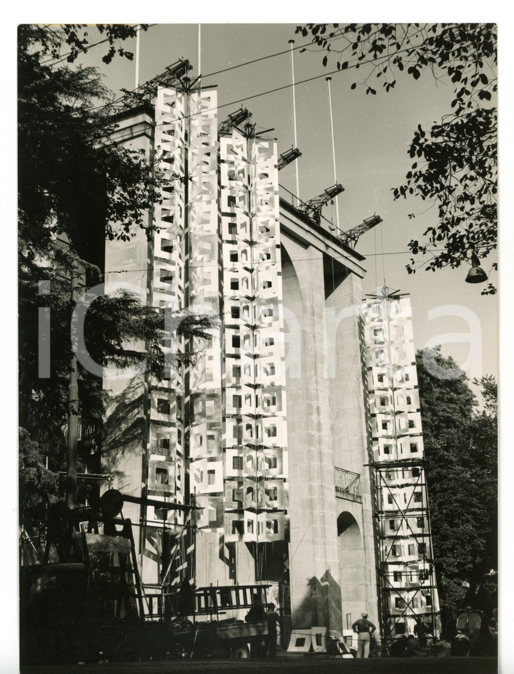 1957 TRIENNALE DI MILANO Allestimento della facciata del Palazzo dell'Arte *Foto