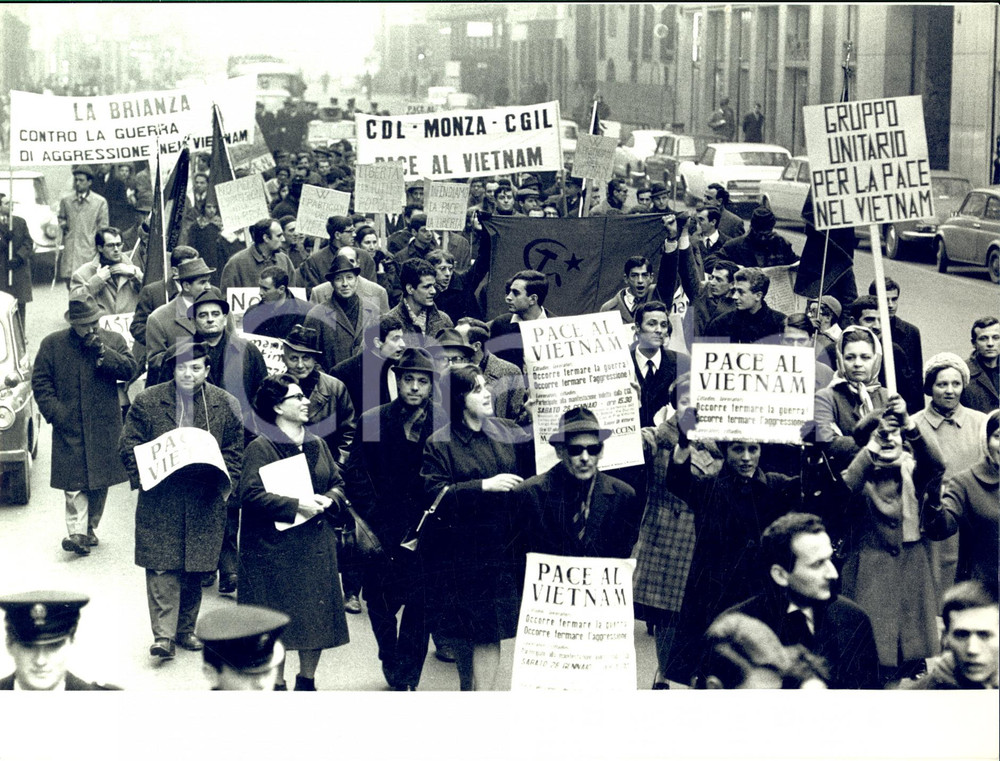 1967 MILANO Manifestazione contro la guerra nel Vietnam - Foto 24x18 cm