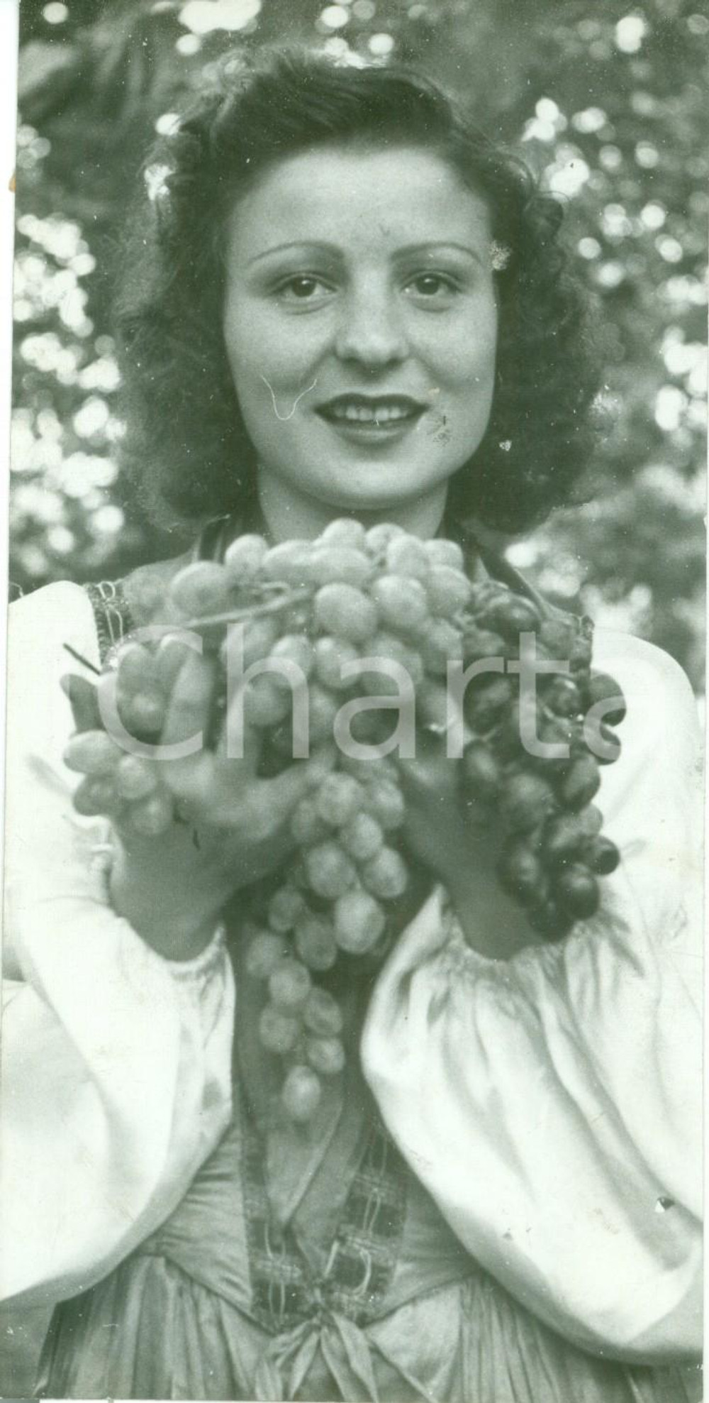 Fotografia d epoca originale 1942 MILANO Giovane vendemmiatrice alla festa dell uva ai giardini pubblici FOTO 1