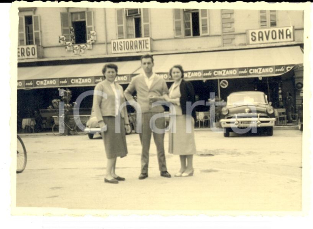 Fotografia d'epoca originale 1956 ALBA (CN) Hotel Ristorante SAVONA - veduta della piazza *Fotografia 10 x 7 1