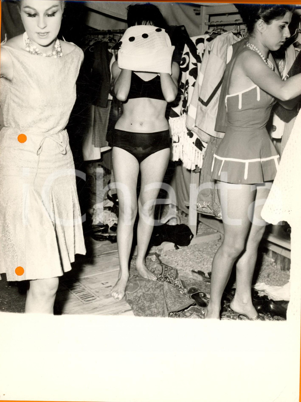 Fotografia d'epoca originale 1960 ca MILANO MODA - Modella si nasconde prima di una sfilata *Foto VINTAGE 1