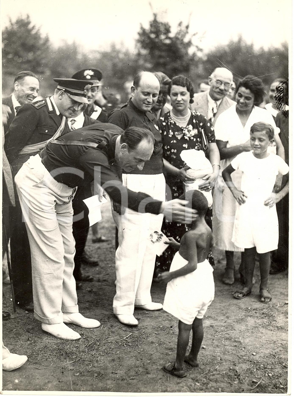 Fotografia d'epoca originale 1936 CUSANO MILANINO Zanotti premia bambino di colore 1
