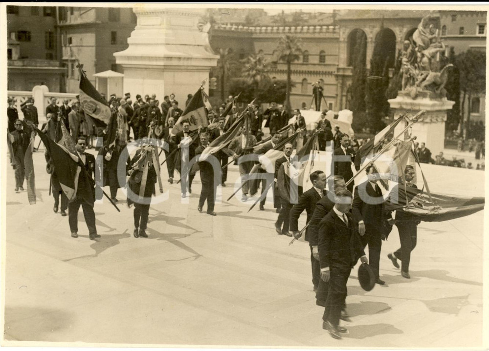 Fotografia d epoca originale 1928 ROMA Combattenti Napoletani con vessilli al MILITE IGNOTO Fotografia 1