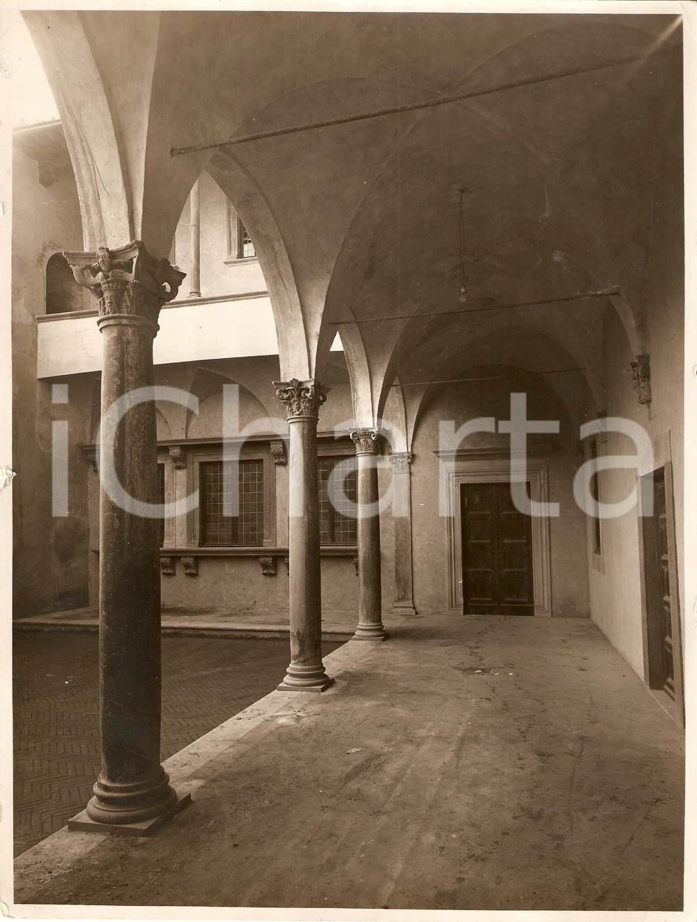 Fotografia d'epoca originale 1931 AREZZO Il Portico interno della casa del VASARI 1