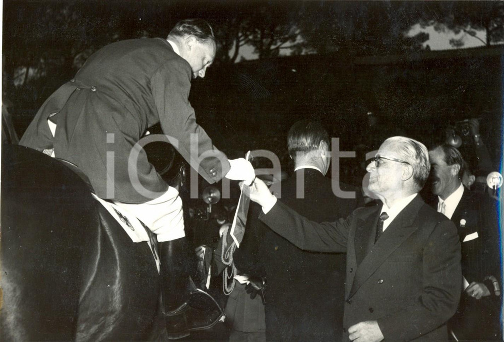 Fotografia d epoca originale 1958 ROMA IPPICA G.P. DELLE NAZIONI Giovanni GRONCHI premia la squadra tedesca 1