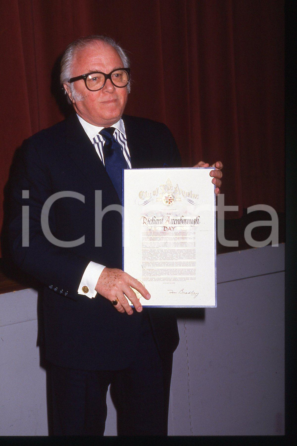 35mm vintage slide* 1985 ca LOS ANGELES Richard Attenborough  Diapositiva d'epoca, in formato 35 mm.CONDIZIONI: GOODE' severamente vietata la riproduzione. Tutti i diritti sono riservati.Nella diapositiva ICharta mette in vendita, sul negozio eBay e in esclusiva sul sito "icharta" il proprio archivio composto da numerose diapositive e negativi fotografici d'epoca, tutti originali e autentici, che attraversano la storia del costume italiano tra gli la fine degli anni Sessanta e Novanta.Si tratta di uno sguardo inedito sull'attualit&agrave;, la politica, la vita quotidiana, il gossip e la cultura, che fotografa il cambiamento della nazione in quest'ultimo scorcio del XX secolo. Un'occasione unica per il mercato del collezionismo, che vede finalmente disponibile un archivio eccezionale per vastit&agrave;, tematiche e condizioni, in un settore (il negativo fotografico e la diapositiva) di assoluta novit&agrave; e dalle interessanti prospettive di investimento.  FAIR/discreto   originale e autentica 1
