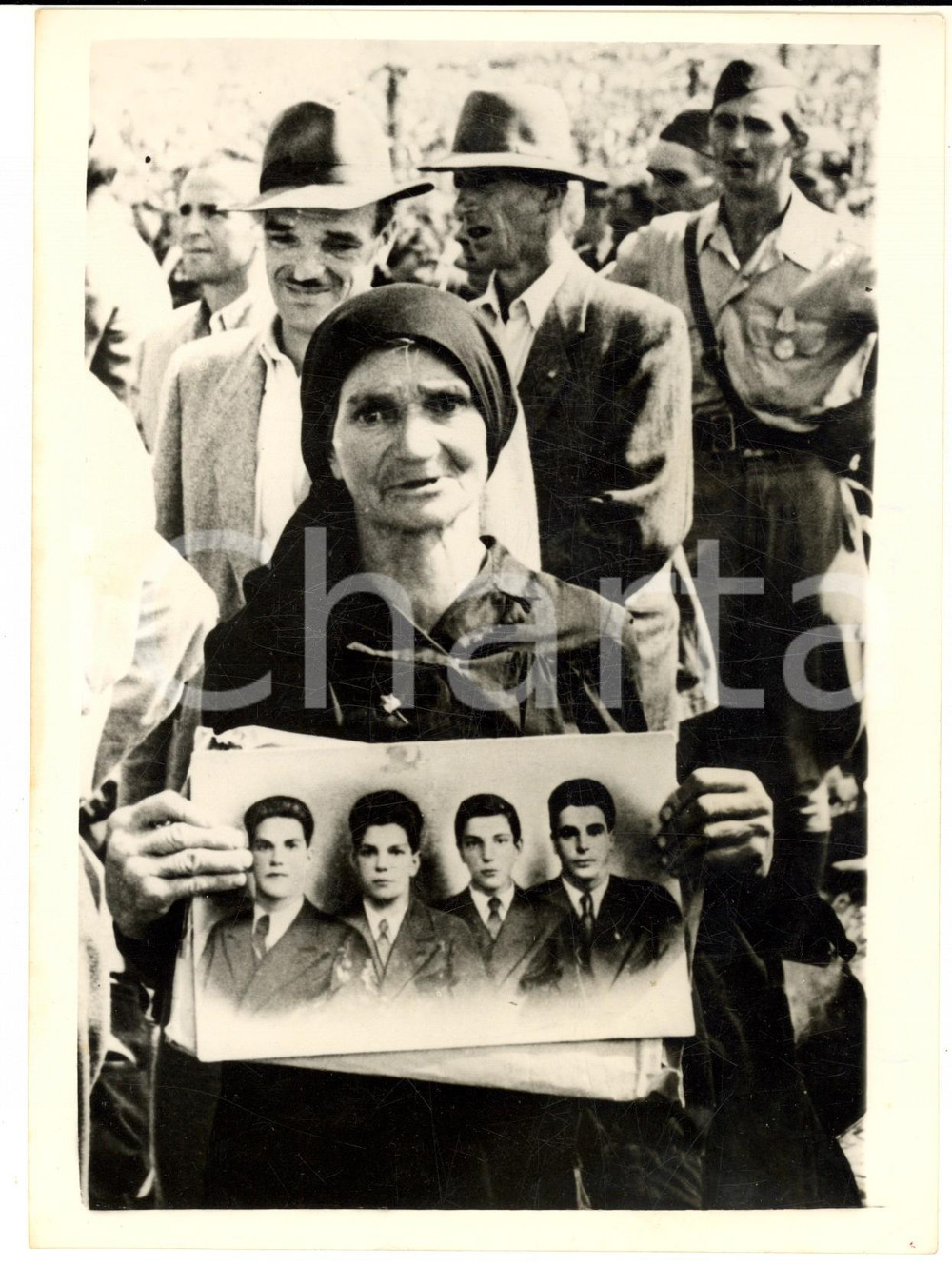 1953 OKROGLICA Ivana COHA attende il maresciallo Tito con foto dei figli morti