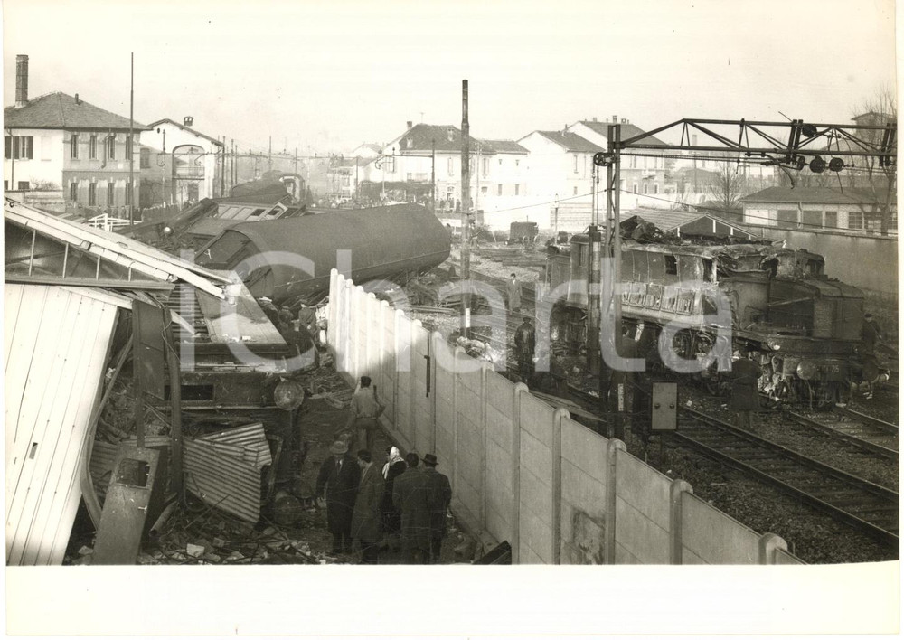 1960 MONZA Deragliamento treno MILANO-SONDRIO Il luogo della sciagura - Foto Fotografia d'epoca con didascalia coeva al verso.CONDIZIONI: GFORMATO: 18x13 cm     originale e autentica 1