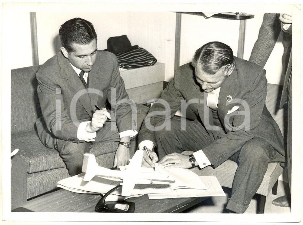 1961 FARNBOROUGH Carlo MANCINI and Manley WALKER signs for two HPR.7 Dart Herald