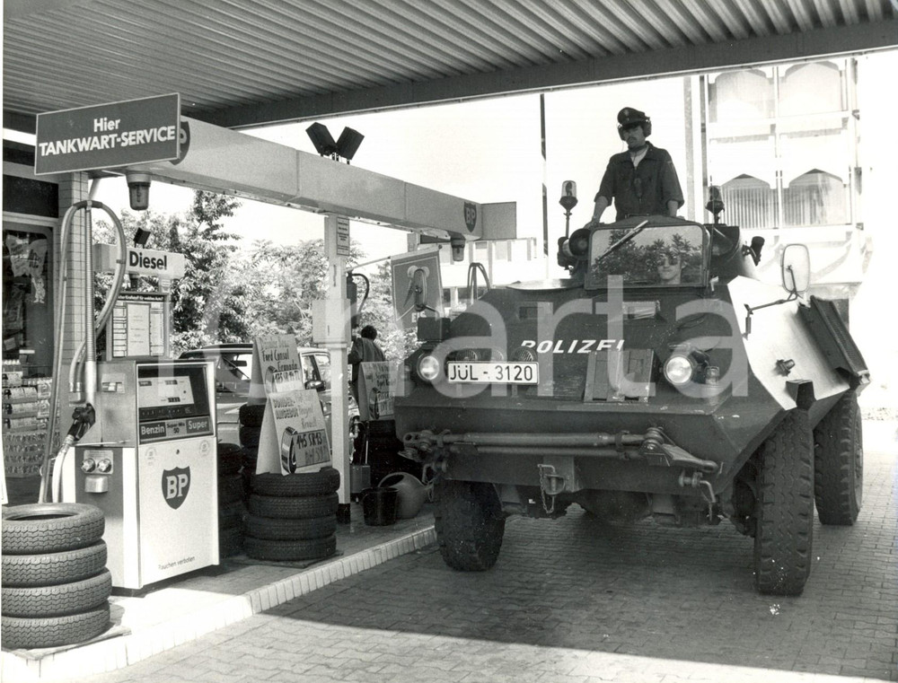 Fotografia d epoca originale 1979 BONN GERMANIA Il blindato della polizia al distributore BRITISH PETROLEUM 1