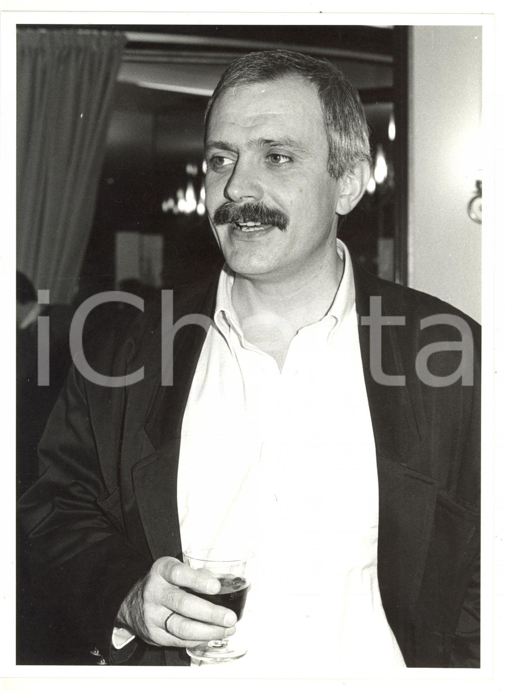 1990 ca CINEMA Regista Nikita Sergeevič MICHALKOV beve un Martini *Foto 18x24 cm