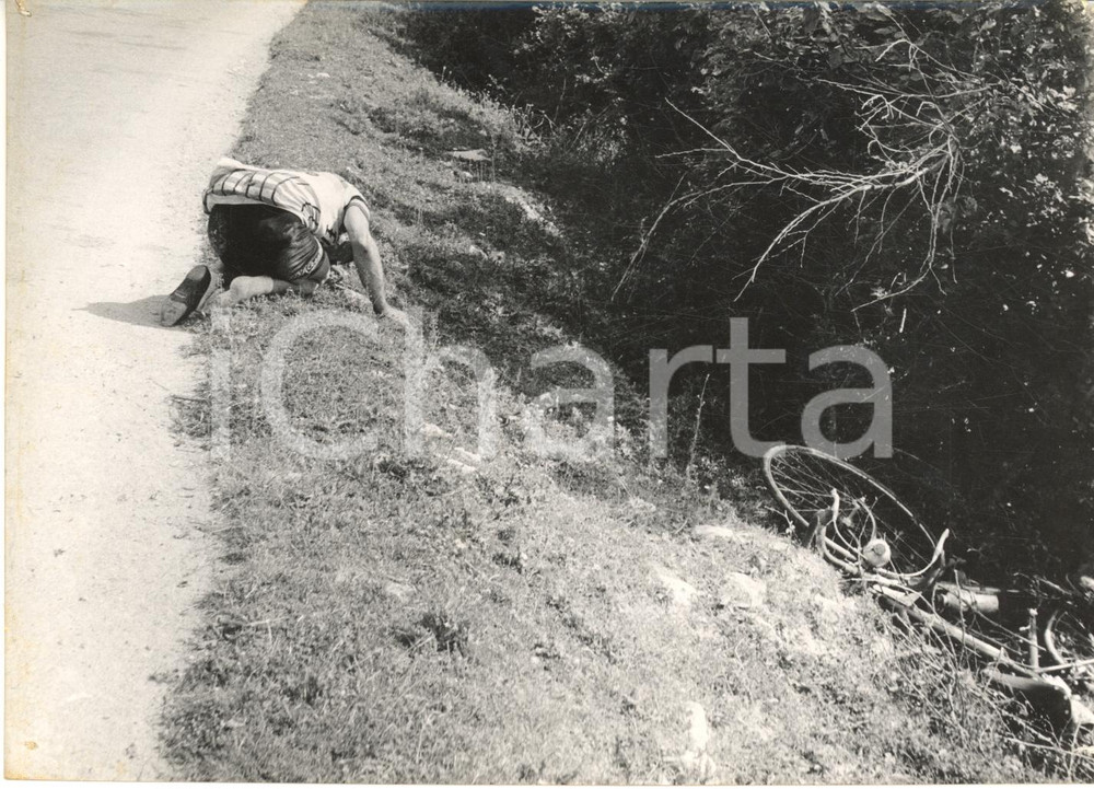 1956 CICLISMO GIRO D'ITALIA Caduta di Frans SCHOUBBEN - Foto 18x13 cm Fotografia d'epoca con didascalia coeva. CONDIZIONI: FAIR (piegatura lungo il lato sinistro e piccoli fori angolari, con lieve strappo)FORMATO: 18x13 cm    originale e autentica 1