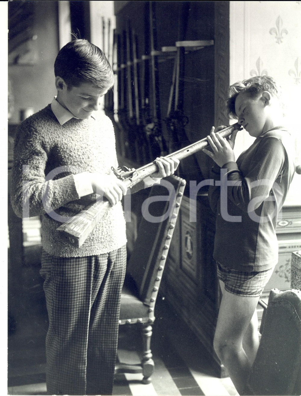 Fotografia d epoca originale 1960 ca Castello ANCYLEFRANC Bambini giocano con un fucile d epoca Fotografia 1