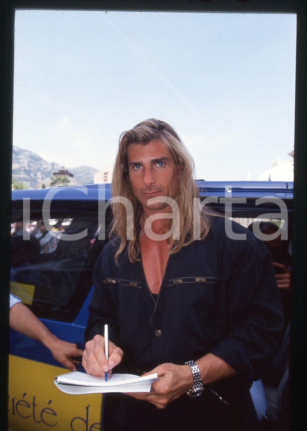 35mm vintage slide* 1994 MONTE CARLO Fabio LANZONI firma autografi - Ritratto 2  Diapositiva d'epoca, in formato 35 mm.  CONDIZIONI: GOOD Tutti i diritti riservati.E' severamente vietata la riproduzione. ICharta mette in vendita, sul negozio eBay e in esclusiva sul sito "icharta" il proprio archivio composto da numerose diapositive e negativi fotografici d'epoca, tutti originali e autentici, che attraversano la storia del costume italiano tra gli la fine degli anni Sessanta e Novanta.Si tratta di uno sguardo inedito sull'attualit&agrave;, la politica, la vita quotidiana, il gossip e la cultura, che fotografa il cambiamento della nazione in quest'ultimo scorcio del XX secolo. Un'occasione unica per il mercato del collezionismo, che vede finalmente disponibile un archivio eccezionale per vastit&agrave;, tematiche e condizioni, in un settore (il negativo fotografico e la diapositiva) di assoluta novit&agrave; e dalle interessanti prospettive di investimento.  originale e autentica 1
