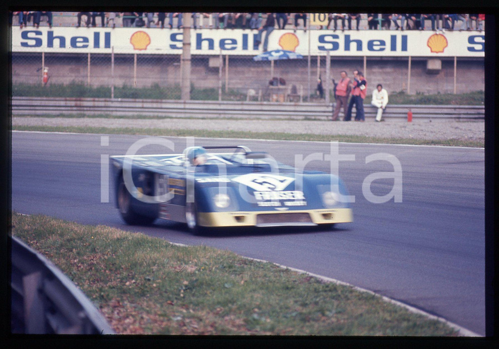 Fotografia d epoca originale 35mm vintage slide 1974 1000 KM MONZA CHEVRON B21/B23 Peter Smith in una curva 1