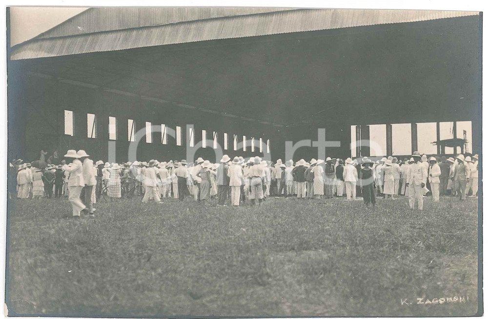 1925 ZAGOURSKI - CONGO BELGE Foule attend l'aviateur Edmond THIEFFRY - Postcard  Fotocartolina postale d'epoca, opera del fotografo Casimir Zagourski (Kinshasa, Congo Belge).CONDIZIONI: F (difetti di stampa)FORMATO: 14x9 cm    originale e autentica 1