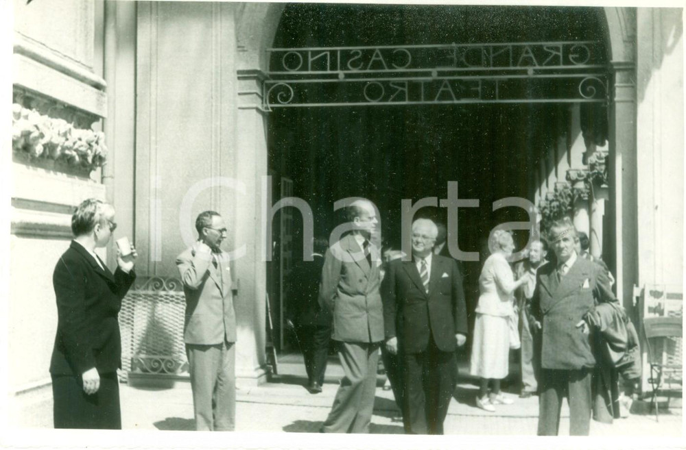 Fotografia d epoca originale 1954 SAN PELLEGRINO TERME BG Francesco FLORA passeggia al Grande CasinÃ² Foto 1