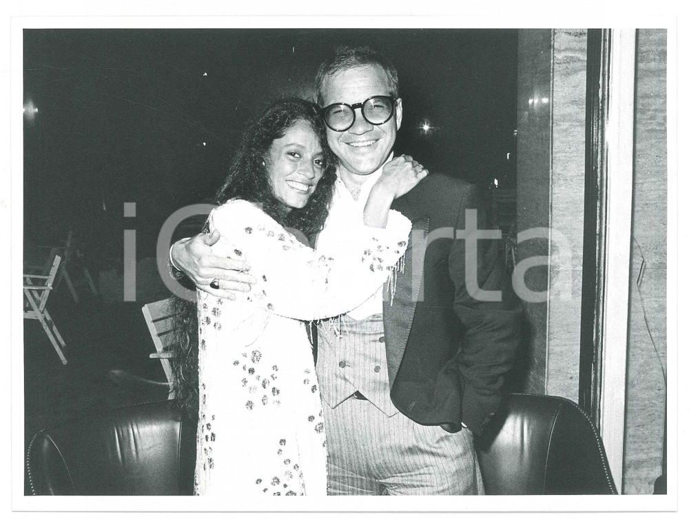 Fotografia d epoca originale 1985 CINEMA Sonia BRAGA con lo sceneggiatore Leonard SCHRADER 1 Foto 24x18 cm 1