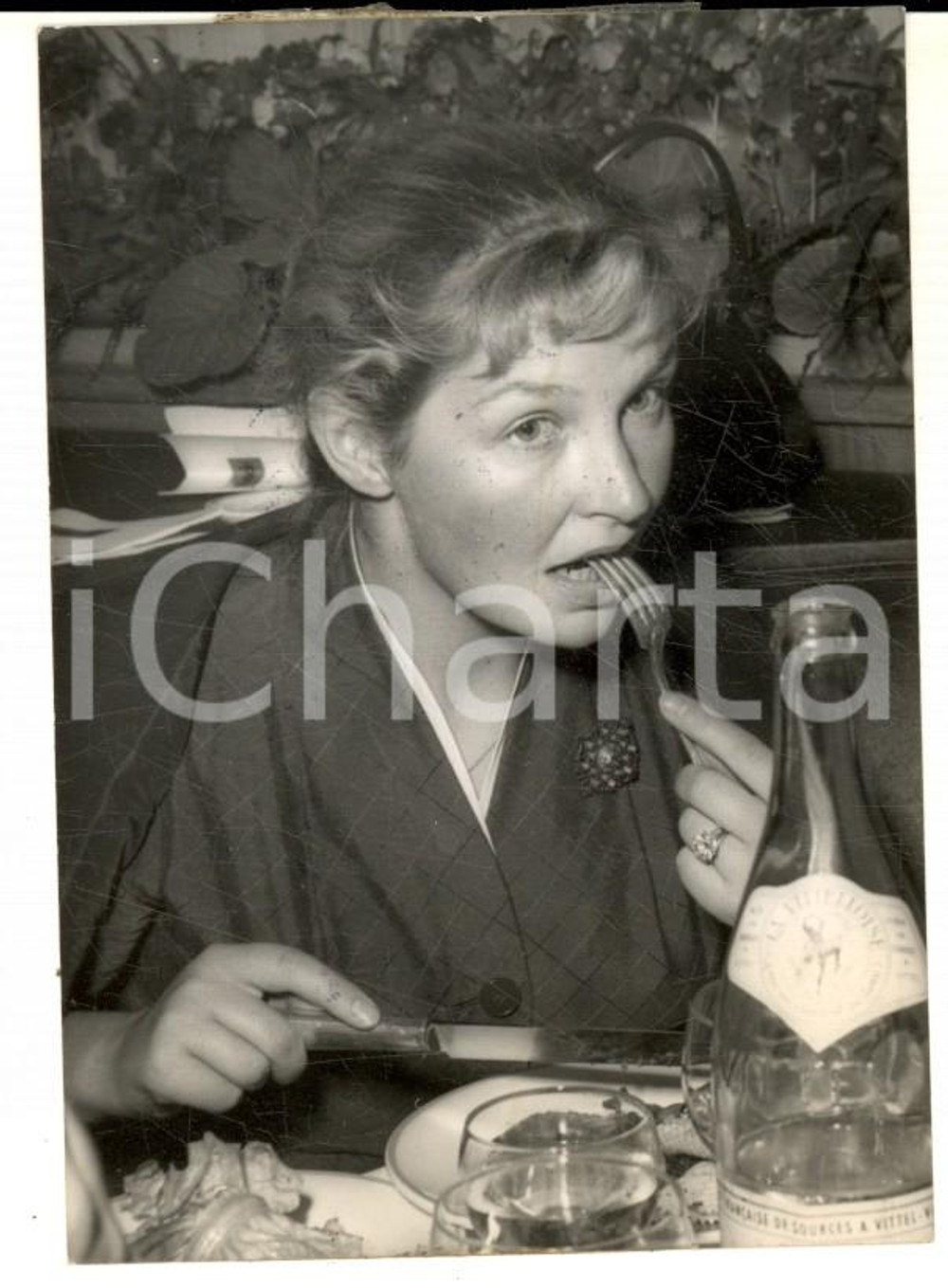 Fotografia d epoca originale 1960 ca PARIS Ritratto di Odile VERSOIS al ristorante Foto 7x10 cm 1