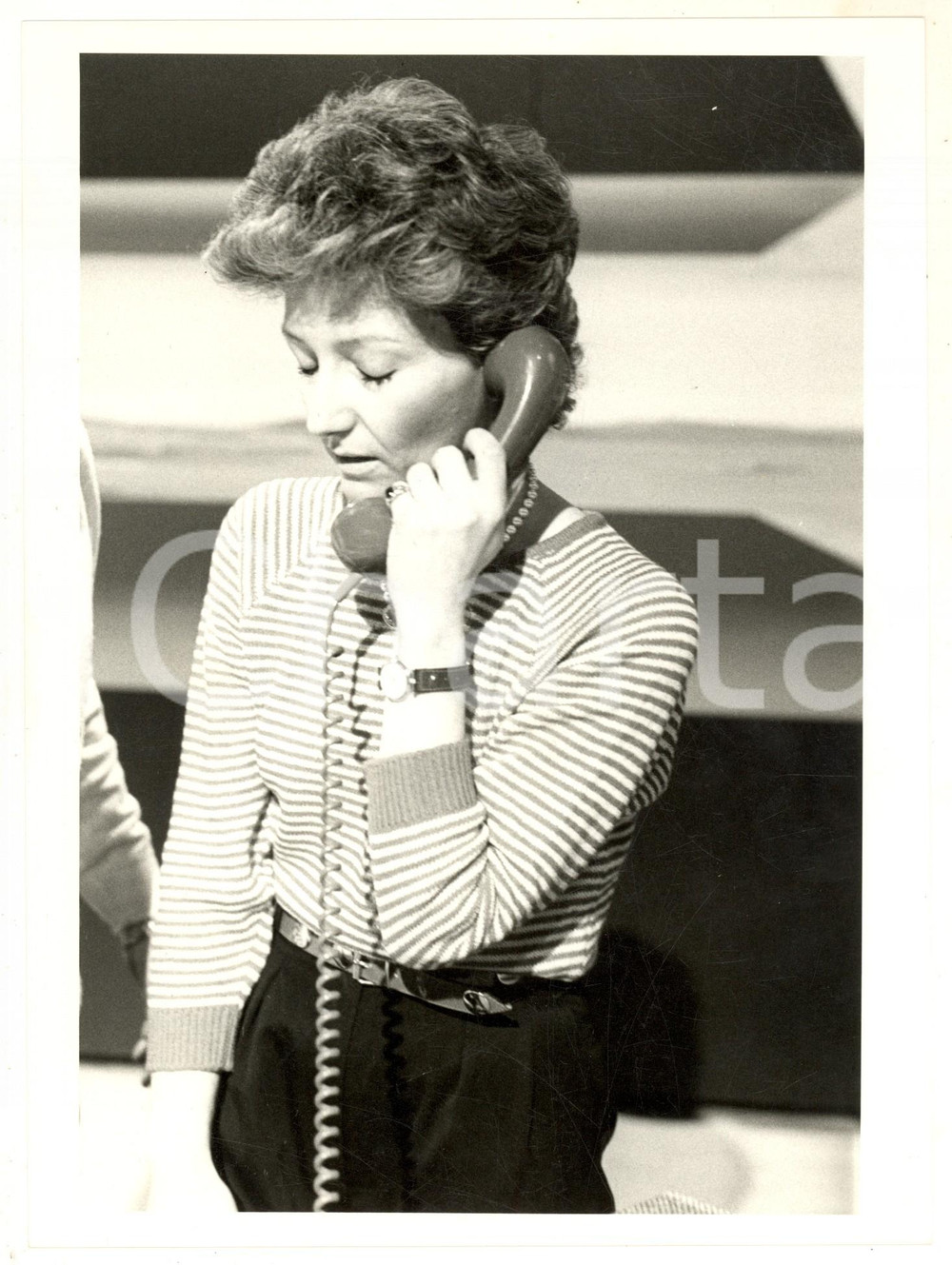 Fotografia d epoca originale 1985 ca RAI UNO  FILM DOSSIER Bice BIAGI al telefono Foto 18x24 cm 1