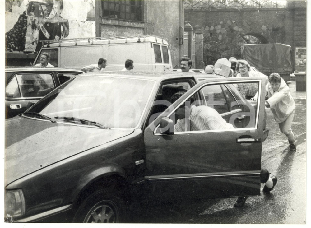 Fotografia d epoca originale 1990 ca GENOVA  COSTUME Auto bloccata dal maltempo  Partenza a spinta Foto 1