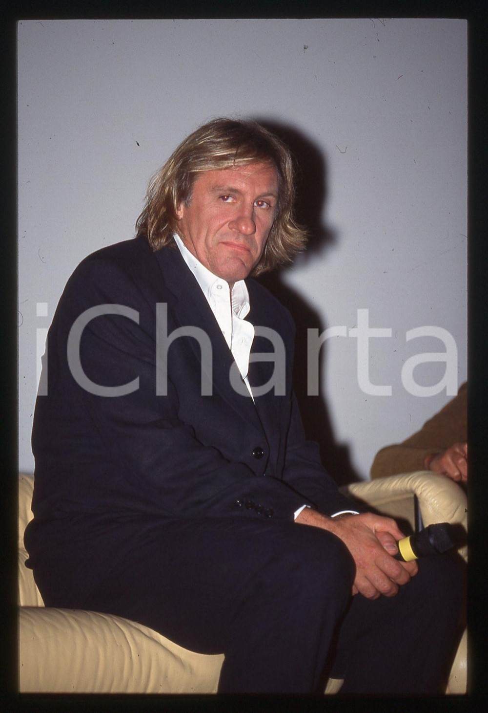 35mm vintage slide* 1997 ca Gérard DEPARDIEU  CONDIZIONI: GOOD Tutti i diritti riservati.E' severamente vietata la riproduzione.  ICharta mette in vendita, sul negozio eBay e in esclusiva sul sito "icharta" il proprio archivio composto da numerose diapositive e negativi fotografici d'epoca, tutti originali e autentici, che attraversano la storia del costume italiano tra gli la fine degli anni Sessanta e Novanta.Si tratta di uno sguardo inedito sull'attualit&agrave;, la politica, la vita quotidiana, il gossip e la cultura, che fotografa il cambiamento della nazione in quest'ultimo scorcio del XX secolo. Un'occasione unica per il mercato del collezionismo, che vede finalmente disponibile un archivio eccezionale per vastit&agrave;, tematiche e condizioni, in un settore (il negativo fotografico e la diapositiva) di assoluta novit&agrave; e dalle interessanti prospettive di investimento.     originale e autentica 1