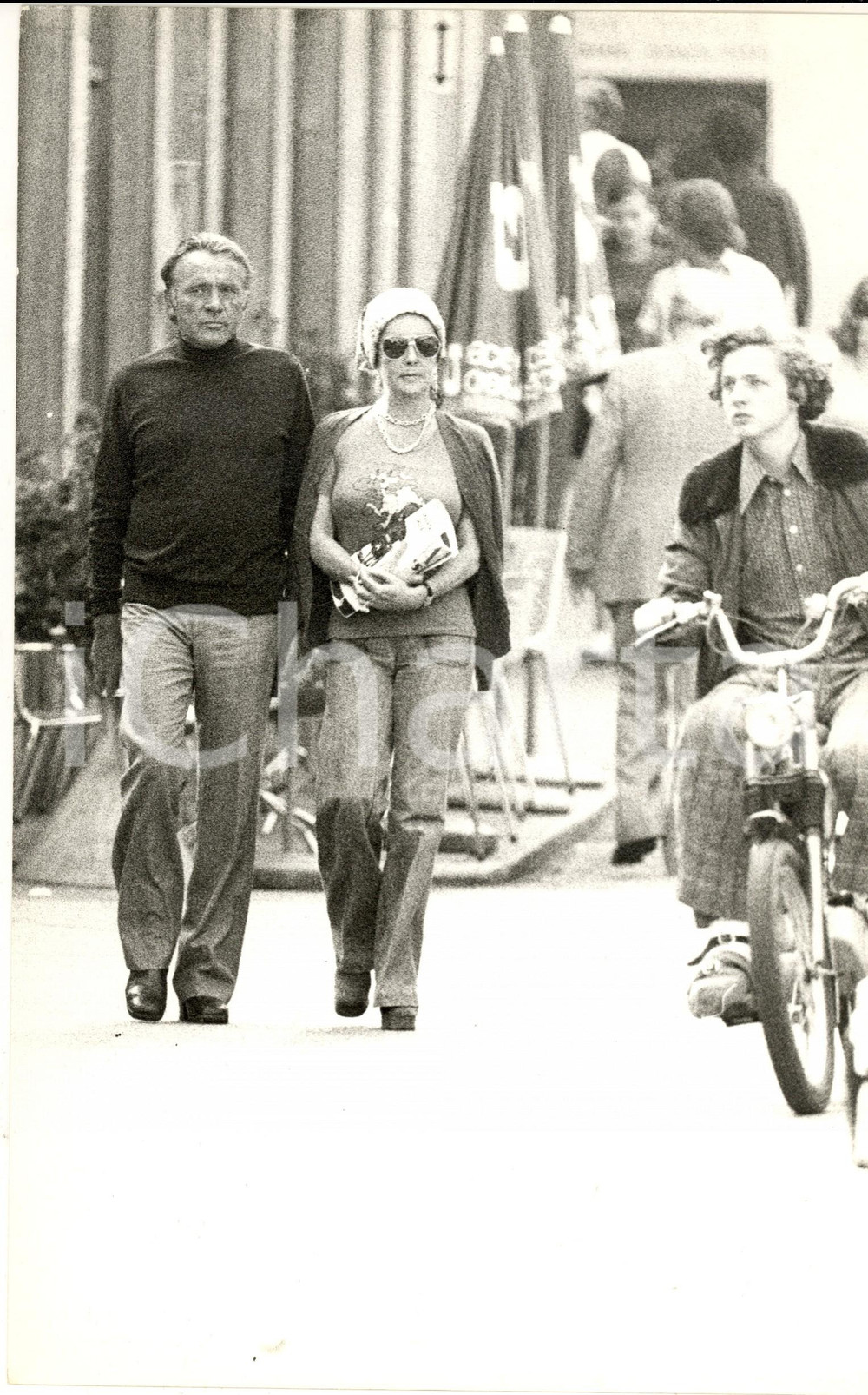 1975 ca SVIZZERA Richard BURTON e Liz TAYLOR a passeggio (2) *Foto 20x30 cm