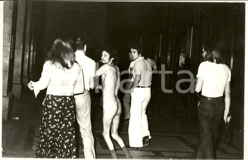 1970 ca MILANO COSTUME Esibizionista uomo nudo in centro città - Foto 30x20 cm