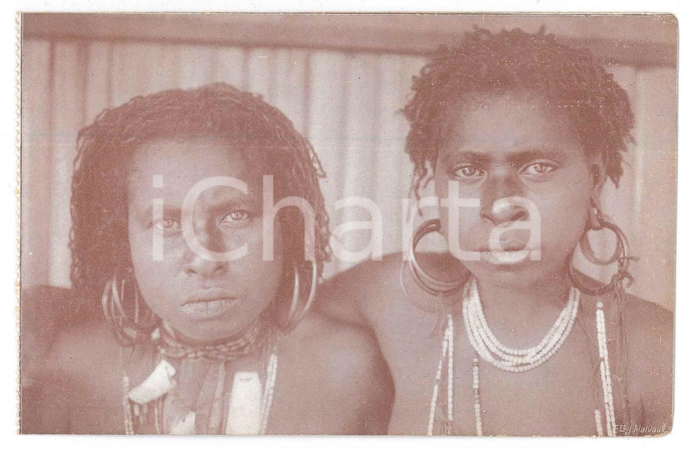 1925 ca NOUVELLE GUINÉE NÉERLANDAISE Coupeurs de têtes - Two women ^Postcard Cartolina postale d'epoca, non viaggiata.La cartolina appartiene allla serie "Chez les coupeurs de t&ecirc;tes de la Nouvelle-Guin&eacute;e N&eacute;erlandaise".CONDIZIONI: G (smussature angolari)FORMATO: FPEDITORE: Missionnaires du S. Coeur - Borgerhout-Anvers    originale e autentica 1