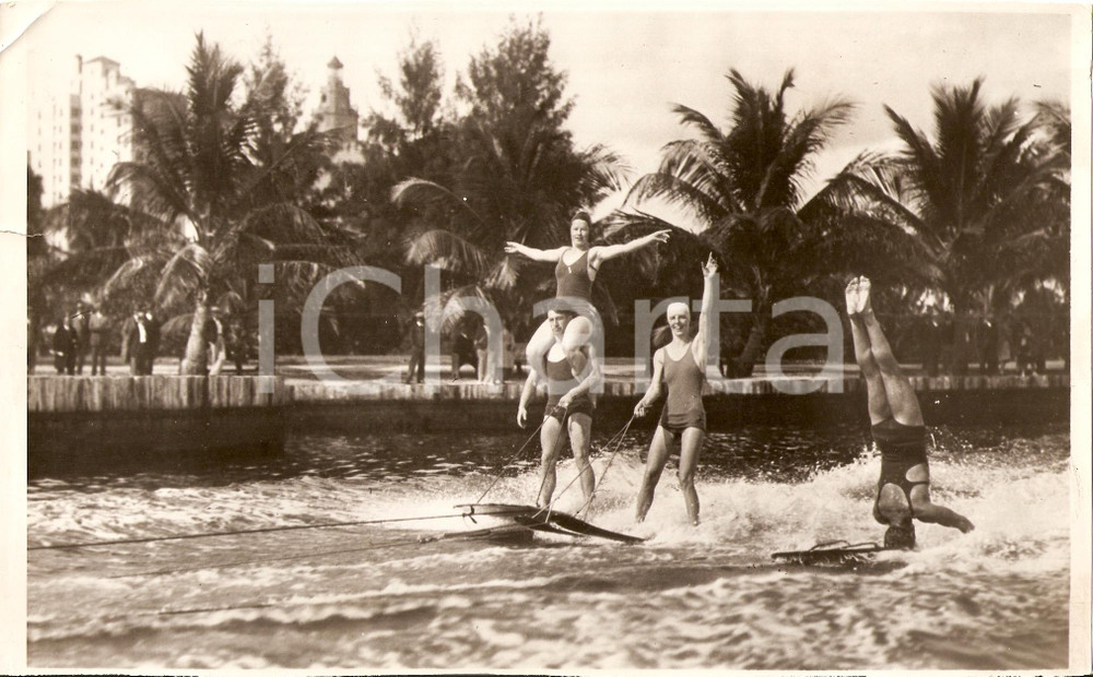 Fotografia d'epoca originale 1940 ca STATI UNITI Sci d'acqua acrobatico in piscina *Fotografia 1