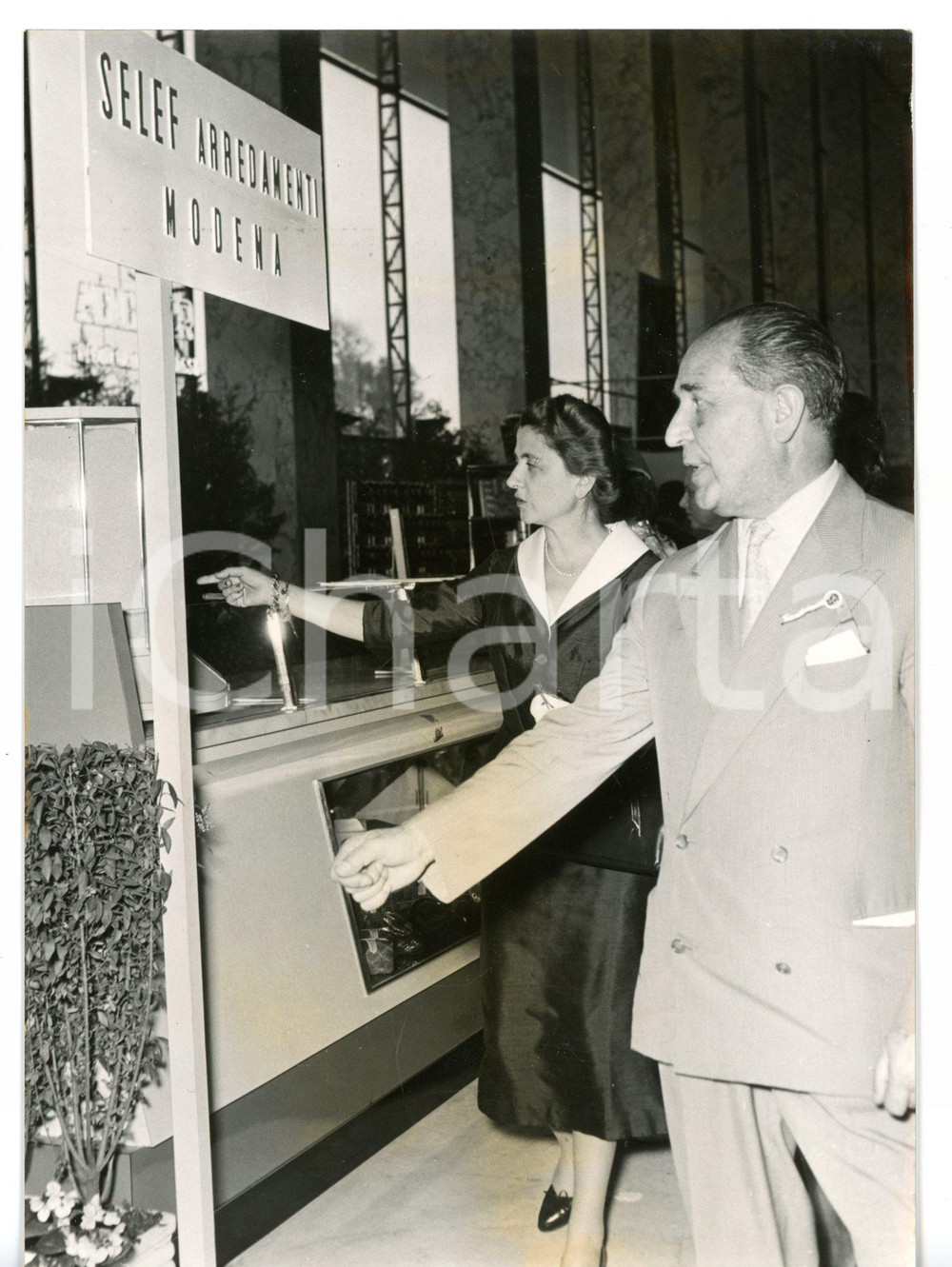 1956 ROMA - EUR Carla BISSATINI GRONCHI allo stand SELEF ARREDAMENTI *Foto 18x13 Fotografia d'epoca con didascalia coeva al verso. CONDIZIONI: G (ma lieve alone al centro)FORMATO: 18x13 cm     originale e autentica 1