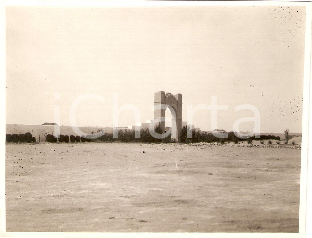Fotografia d'epoca originale 1932 AGEDABIA (LIBIA) Arco e recinto d'ingresso al campo bambini *FOTOGRAFIA 1