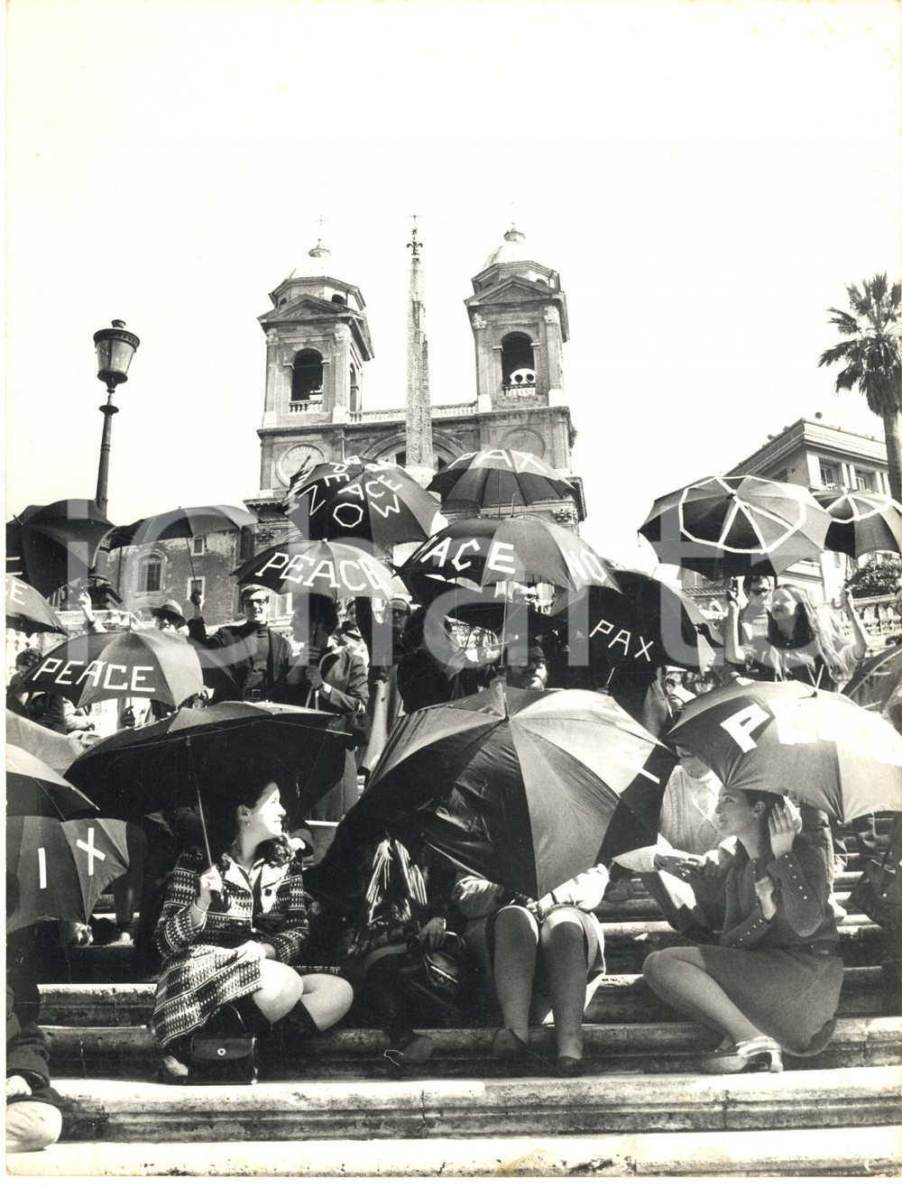 1970 ROMA Piazza di Spagna - Manifestazione per la pace nel Vietnam *Foto 18x24  Fotografia d'epoca con didascalia coeva al verso.   CONDIZIONI: POOR (piegature marginali)FORMATO: 18x24 cm     originale e autentica 1