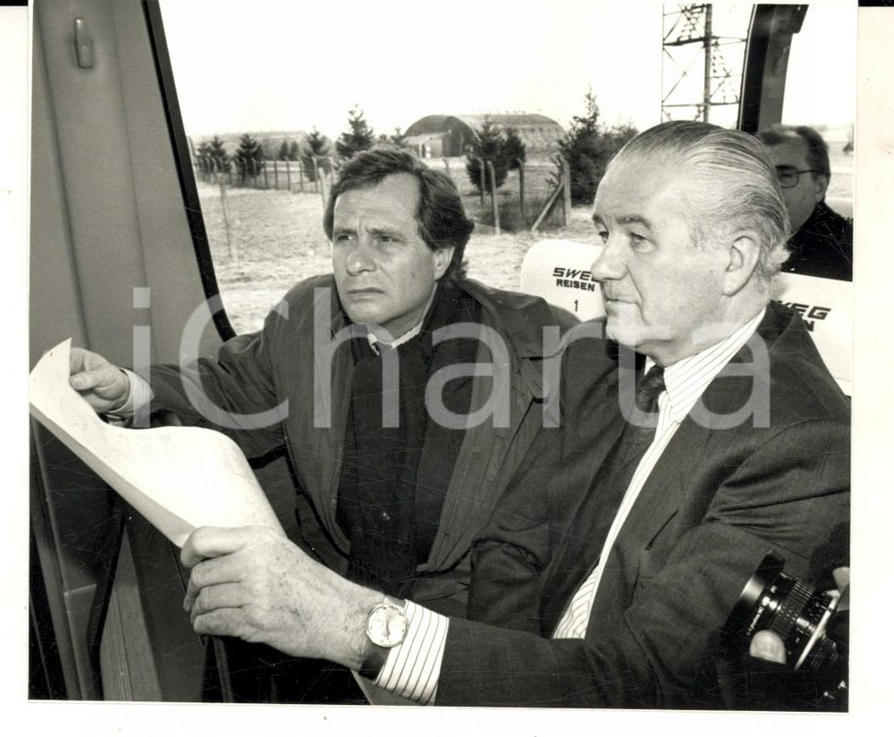 Fotografia d epoca originale 1980 ca LAHR Ministro del BADENWURTTEMBERG verso la base aerea Foto 13x11 1