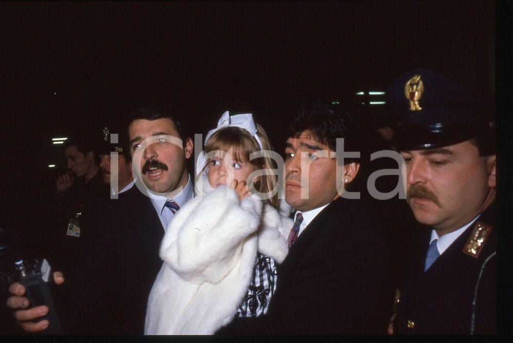 35mm vintage slide* 1990ca ITALIA - COSTUME Diego e Dalma MARADONA Ritratto (1) La diapositiva ritrae Diego Armando Maradona insieme alla figlia Dalma Nerea ad un eventoDiapositiva d'epoca, in formato 35 mm.CONDIZIONI: GOODTutti i diritti riservati.E' severamente vietata la riproduzione. ICharta mette in vendita, sul negozio eBay e in esclusiva sul sito "icharta" il proprio archivio composto da numerose diapositive e negativi fotografici d'epoca, tutti originali e autentici, che attraversano la storia del costume italiano tra gli la fine degli anni Sessanta e Novanta.Si tratta di uno sguardo inedito sull'attualit&agrave;, la politica, la vita quotidiana, il gossip e la cultura, che fotografa il cambiamento della nazione in quest'ultimo scorcio del XX secolo. Un'occasione unica per il mercato del collezionismo, che vede finalmente disponibile un archivio eccezionale per vastit&agrave;, tematiche e condizioni, in un settore (il negativo fotografico e la diapositiva) di assoluta novit&agrave; e dalle interessanti prospettive di investimento.  originale e autentica 1