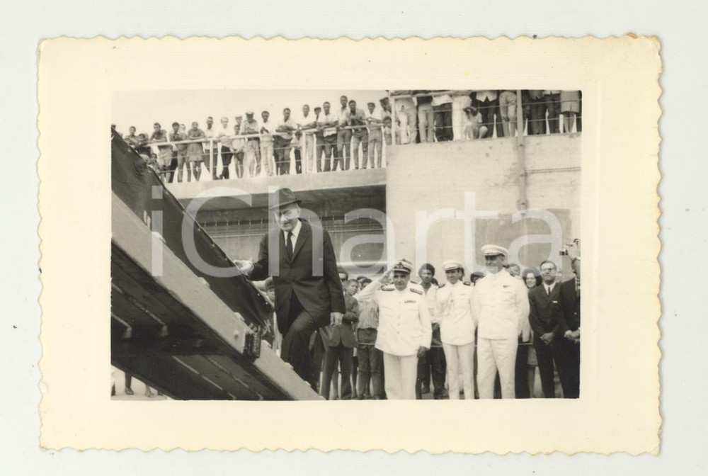 Fotografia d epoca originale 1970 ca SAO VICENTE Presidente Marcelo CAETANO sale silla nave SANTO ANTAO Foto 1
