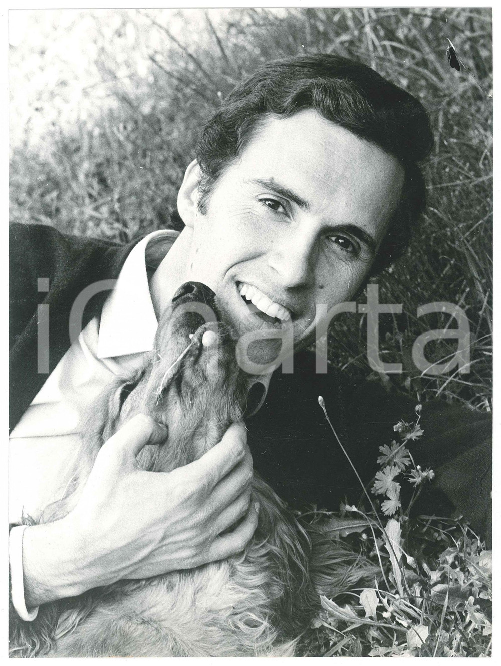 Fotografia d epoca originale 1970 ca COSTUME ITALIA Cantante Riccardo DEL TURCO con il suo cane  Foto 18x24 1