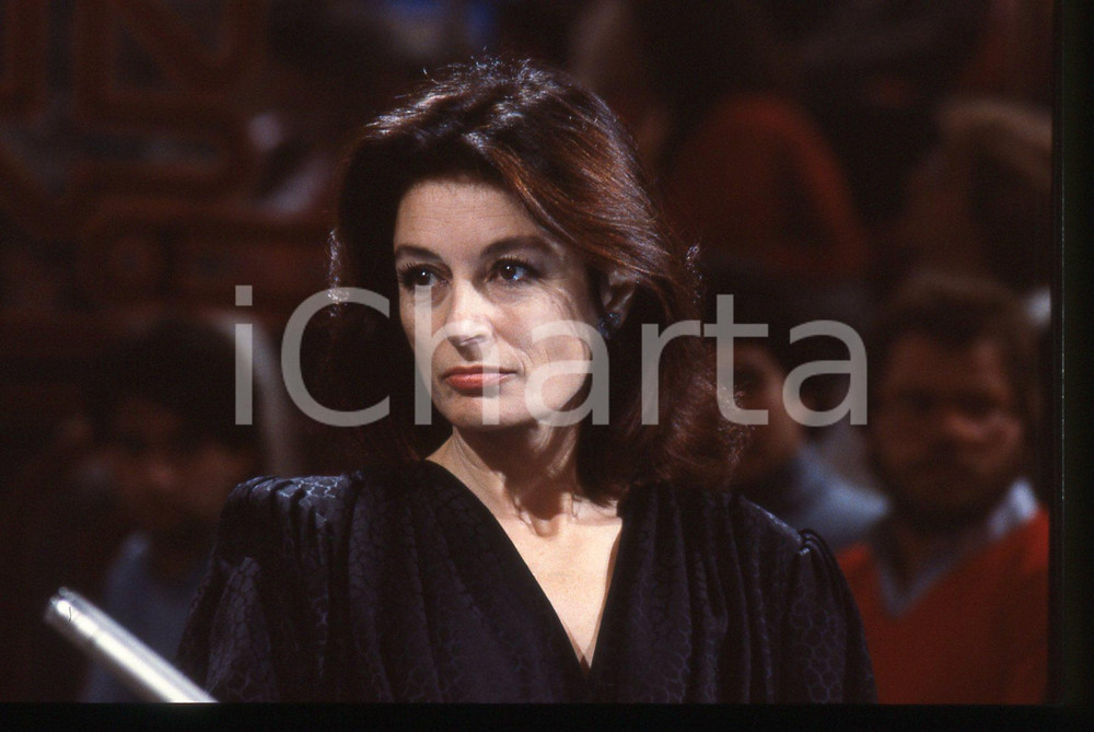 35mm vintage slide* 1990 ca CINEMA Anouk Aimée - Ritratto dell'attrice (2)  Diapositiva originale d'epoca, in formato 35 mm.  Tutti i diritti riservati.E' severamente vietata la riproduzione. ICharta mette in vendita, sul negozio eBay e in esclusiva sul sito "icharta" il proprio archivio composto da numerose diapositive e negativi fotografici d'epoca, tutti originali e autentici, che attraversano la storia del costume italiano tra gli la fine degli anni Sessanta e Novanta.Si tratta di uno sguardo inedito sull'attualità, la politica, la vita quotidiana, il gossip e la cultura, che fotografa il cambiamento della nazione in quest'ultimo scorcio del XX secolo. Un'occasione unica per il mercato del collezionismo, che vede finalmente disponibile un archivio eccezionale per vastità, tematiche e condizioni, in un settore (il negativo fotografico e la diapositiva) di assoluta novità e dalle interessanti prospettive di investimento. CONDIZIONI:FAIR/discretoFORMATO: 35mm originale e autentica 1
