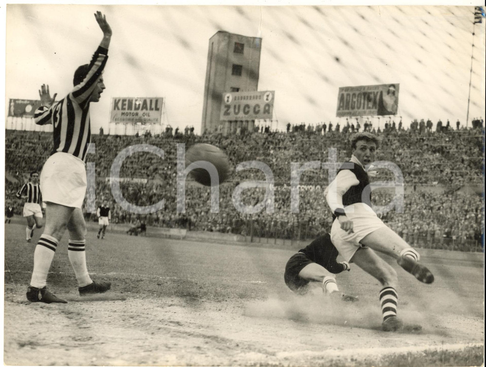 1954 CALCIO JUVENTUS-PALERMO 4-1 JosÃ© GIARRIZZO sbaglia un goal - Foto  Fotografia d'epoca, con didascalia coeva al verso.  CONDIZIONI: POOR (piegature, sovraimpressione centrale e macchie in trasparenza)FORMATO: 24x18 cm     originale e autentica 1