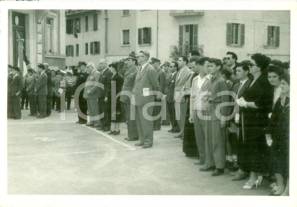 Fotografia d epoca originale 1950 ca TERNI Orfani Istituto LAZZARINI e autorità rendono onore ai Caduti Foto 1