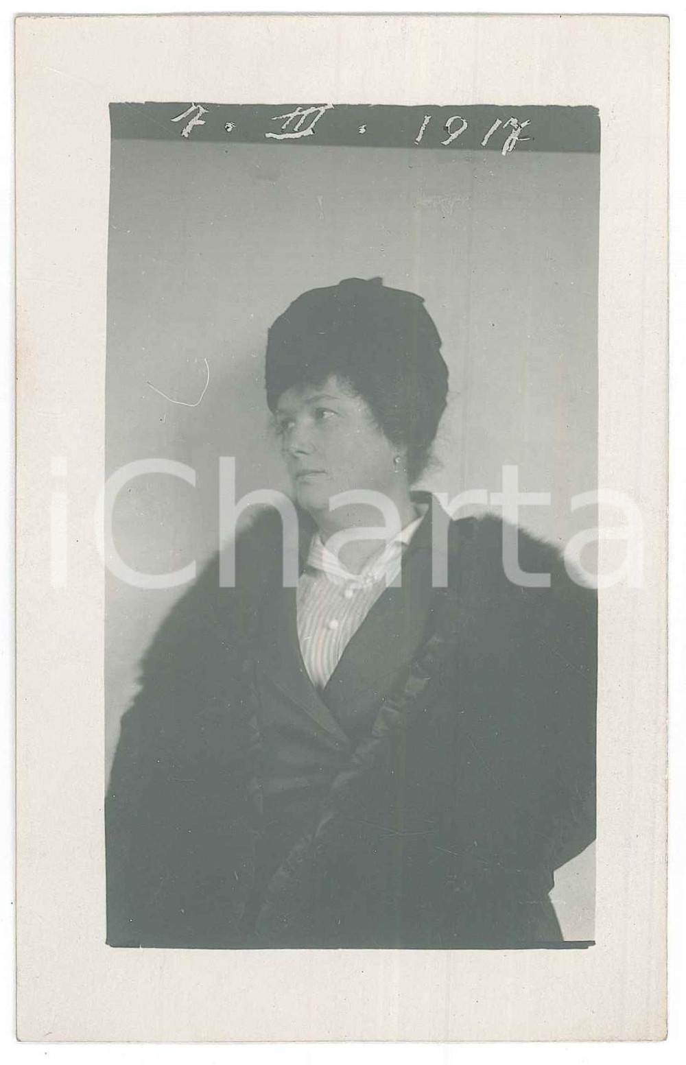 Fotografia d epoca originale 1920 ca ITALIA Ritratto di donna in pelliccia  Fotografia anonima 9x14 cm 1