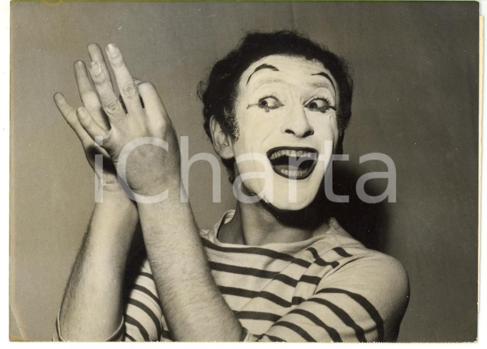1956 PARIS ThÃ©Ã¢tre de l'Ambigu - Il mimo Marcel MARCEAU durante le prove *Foto Fotografia d'epoca, con didascalia coeva al verso. CONDIZIONI: G (ma piccola piegatura all'angolo inferiore sinistro)FORMATO: 16x12 cm     originale e autentica 1